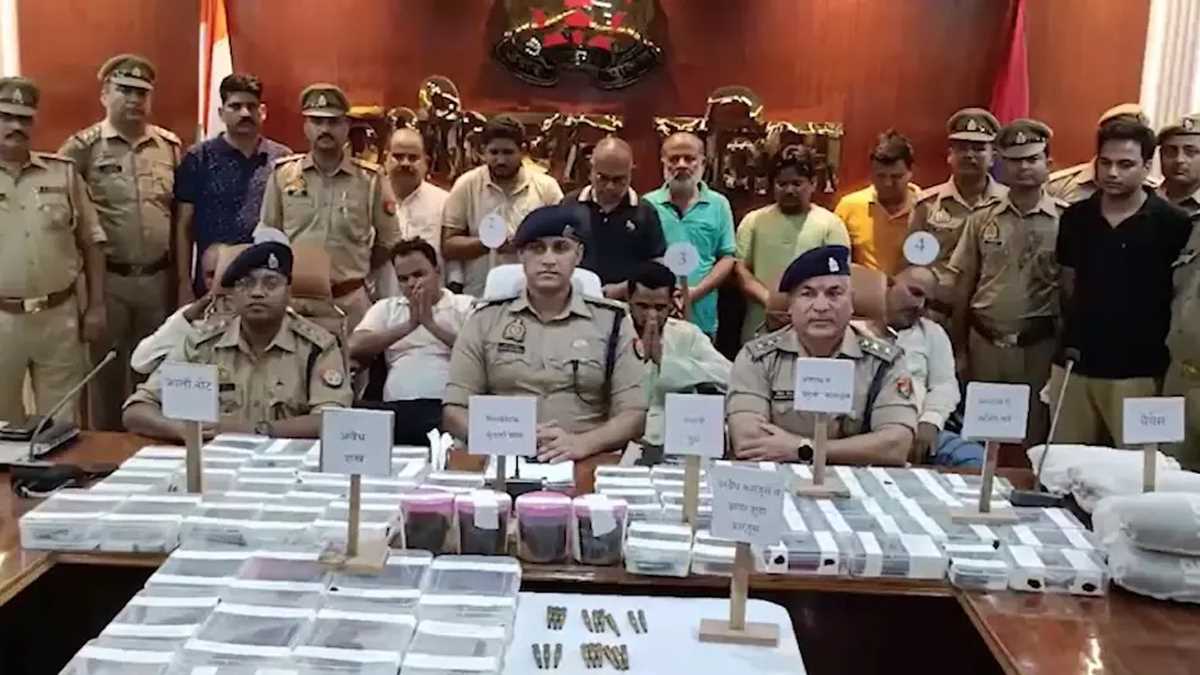 कुशीनगर में जाली नोटों की तस्करी मामले में समाजवादी पार्टी के नेता रफी खान गिरफ्तार कुशीनगर में जाली नोटों की तस्करी मामले में समाजवादी पार्टी के नेता रफी खान गिरफ्तार